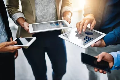 employees_working_on_tablets